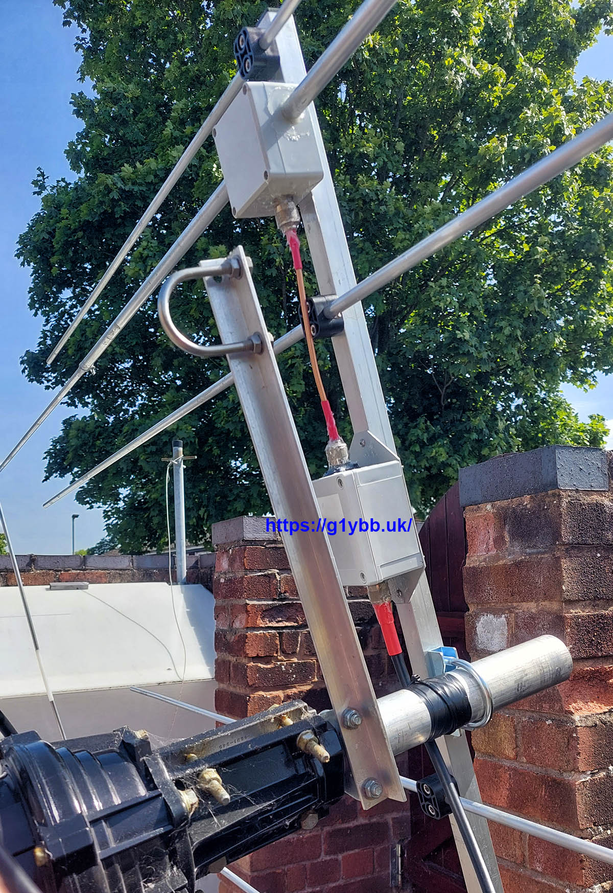 antenna fitted to mast